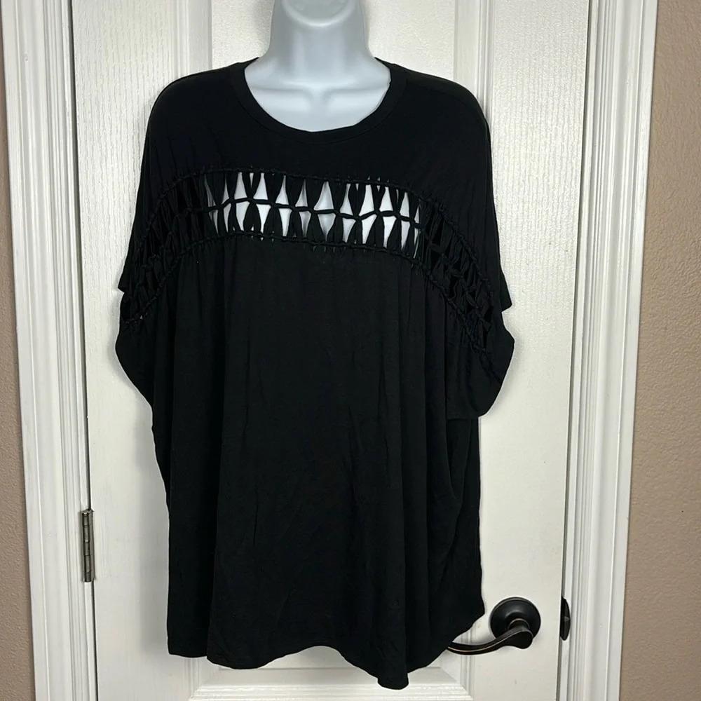 Torrid Women's Knit Jersey Crew Neck Front Cutout Detail Tee Black Size 2 NWT